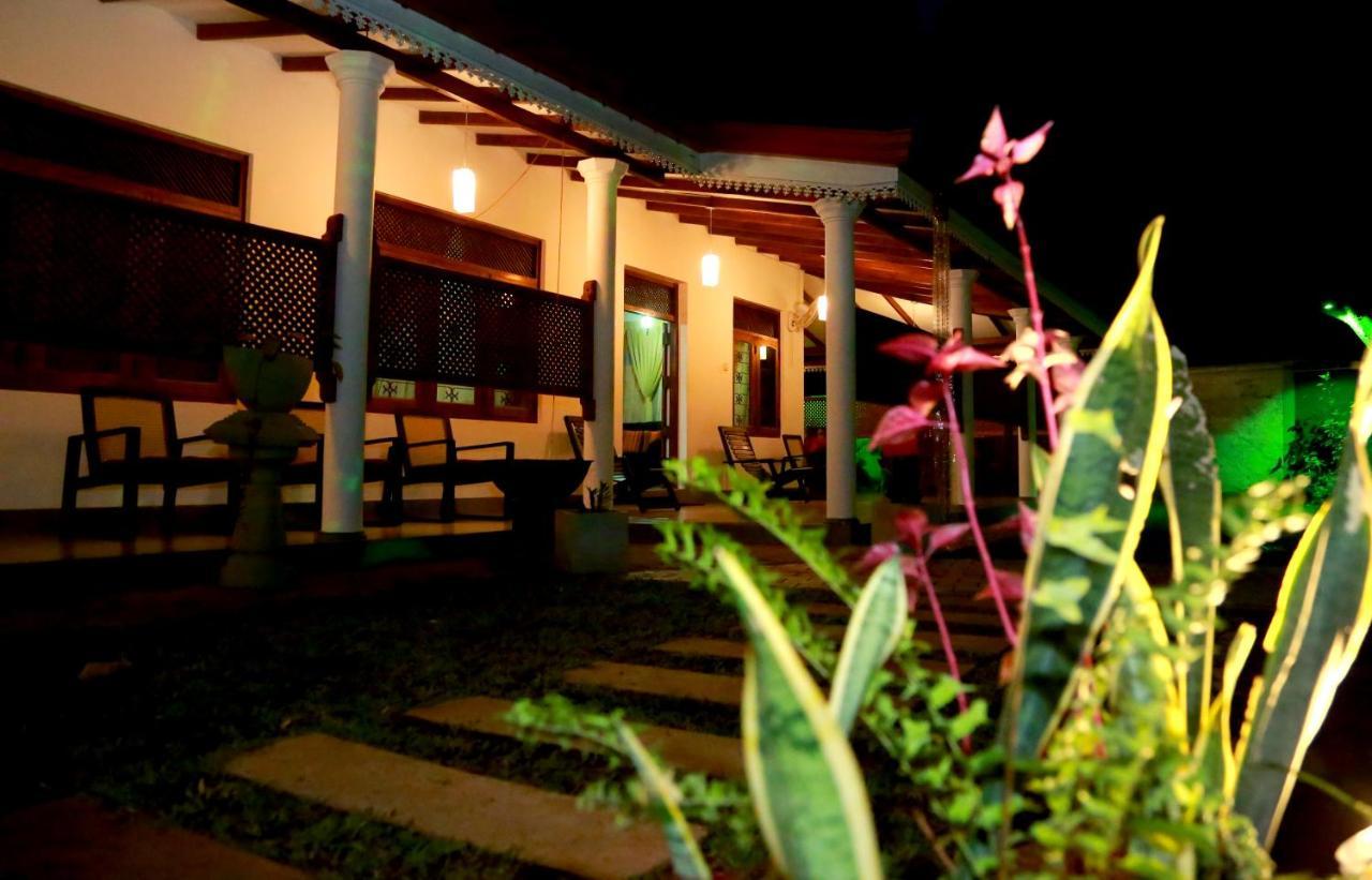 Vishmee Holiday Inn Embilipitiya Dış mekan fotoğraf