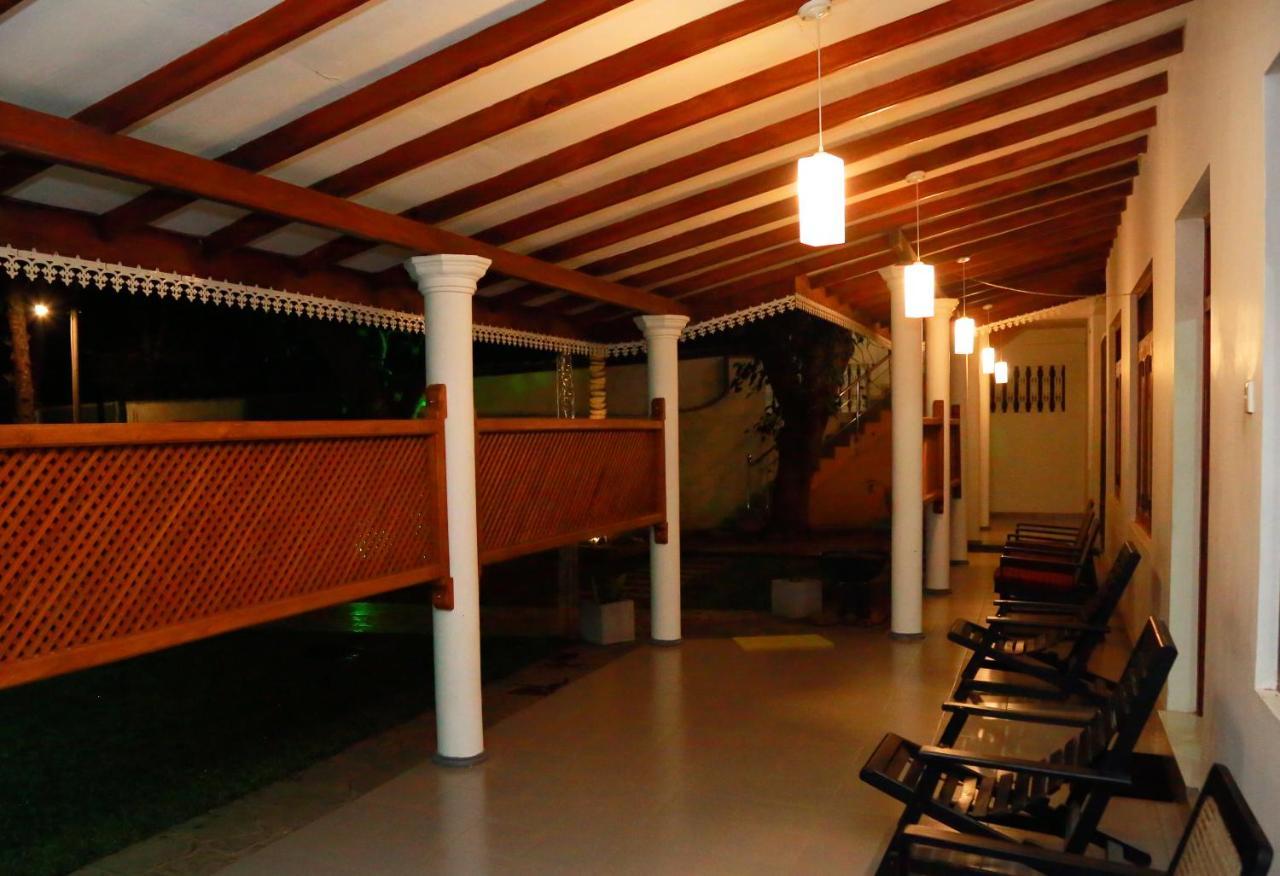 Vishmee Holiday Inn Embilipitiya Dış mekan fotoğraf